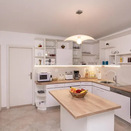 None Kate By Guide Villa